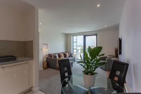 Waterfront West End Apartment - Image 2