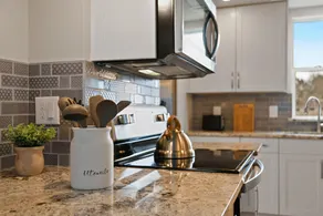 Bright and Stylish Home Great Central Location! - Image 3