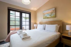 Lovely 1BR in Beachy Scarborough - Image 2