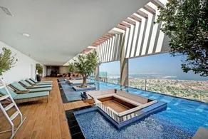 Opulent Hollywood Styled Flat in Paramount Tower - Image 3