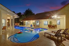 8 Br Villa with Pool & Basketball Court - Image 2