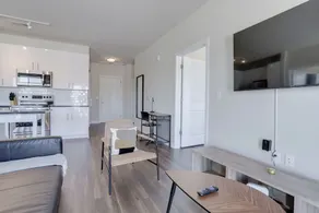 Spacious 2BR plus Den - Pool Balcony & 3 Queens - Image 2