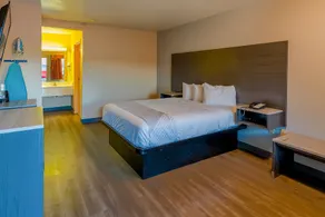 Regency Inn & Suites - Image 5
