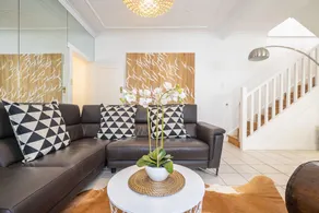 Bondi Boho House Jacuzzi PoolSpa HolidayRento - Image 4