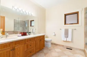 Season Premiere Winery-Bed & Breakfast in vineyard - Image 5
