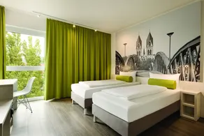 Super 8 by Wyndham Hamburg Mitte - Image 2