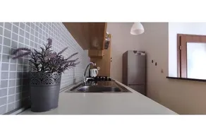 Apartment Flowers - Image 3
