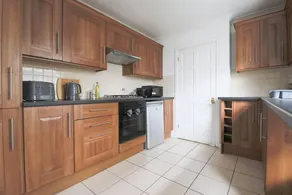 3-bed House in Cardiff With Sky TV & Twin Beds - Image 3