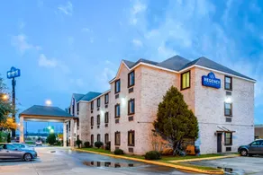 Regency Inn & Suites Biloxi - Image 4