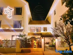 Courtyard  homestay - Image 2