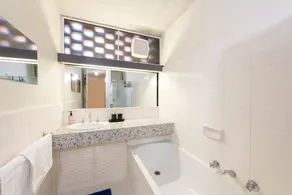Beautiful 2-bed Unit in St Kilda West w/ Parking - Image 5