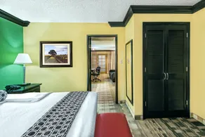 Crowne Plaza Suites Houston Near SugarLand - Image 2
