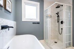 Cheerful 3 Bedroom W/ Indoor Fireplace In Toronto - 02 Free Parking - Image 2