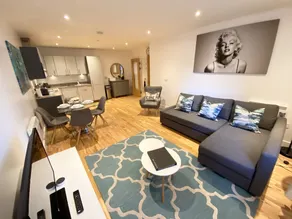Urban Living's - The Burley Luxury City Apartment - Image 2