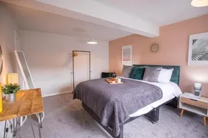 Large 3 bed, 3 bath house with parking - Ashby Town centre - Image 5