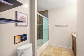 Modern Family Home w Full Amenities Near ONT - Image 2