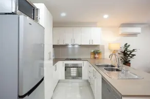 Huge 3 Bed Camperdown Garden Apt w Parking Aircon - Image 5