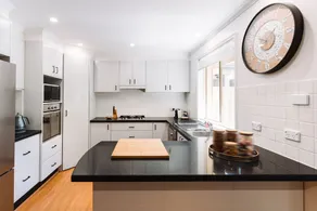 Modern 3BR with Courtyard in Lyons - Image 4