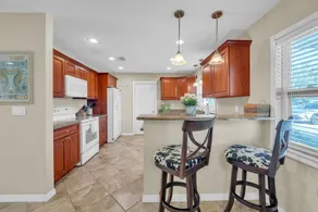Comfy Home W/ Heated Pool Near Siesta Key Beach 2 Bedroom Home - Image 3