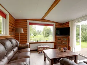 Wooden tree trunk bungalow at fish pond in Hoge Hexel, optional with hot tub - Image 4