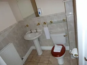 The Queen Hotel - Image 2