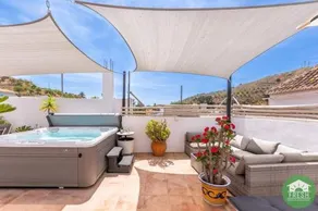 Town house with jacuzzi and foosball table - Image 2