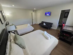 Luxurious & Spacious Townhouse in Prime Location - Image 5