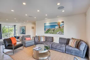 Modern Vineyard Estate: 50' pool, vineyards and sweeping views - Image 3