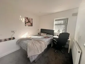 Lovely 2-Bed Apartment In Birmingham - Image 5