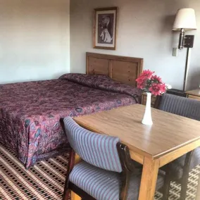 Relax Inn Shelby - Image 5