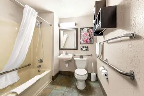 Americas Best Value Inn Marquette - Image 4