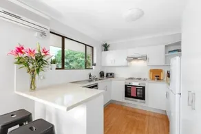 Spacious & Comfy 2 Bed 2 Bath 1 Car Auchenflower - Image 2