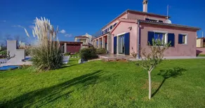 Gorgeous Villa With Private Swimming Pool and Covered Terrace - Image 2