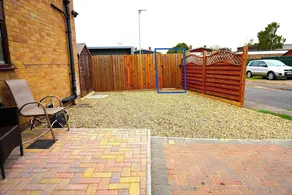 Open plan studio with garden - Image 4