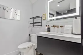 Top of The Hill Luxury Clarendon 4-br Homestay - Image 5