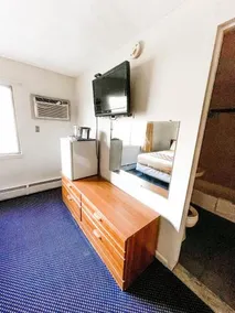 Rest Inn Utica - Image 5
