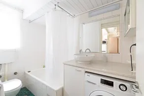 Glenelg Getaway 2BR parking and free wine - Image 3