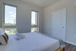 Spacious 2BR plus Den - Pool Balcony & 3 Queens - Image 4