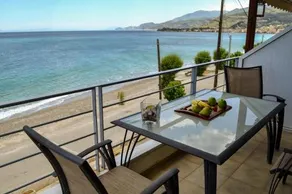 Eclectic Residence With Beach At The Doorstep - Image 2