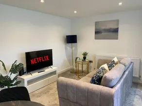 Stylish & Contemporary 2-Bed Townhouse - Parking - Wi-Fi - Netflix - Image 2