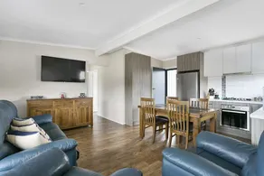 Upstairs Cottage On Beachurst - Image 4