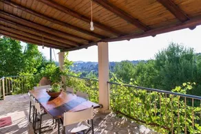 Villa with private garden - Image 4