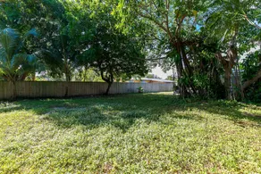 Bungalow With Large Backyard 5 min From Beach - Image 2