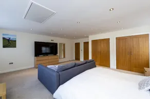 12 Guests - Hot Tub - Free Parking in Huddersfield - Image 2