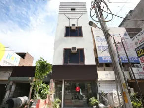 Trumpets Hotel by OYO Rooms - Image 4
