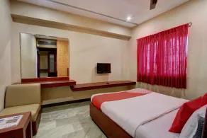 Hotel Shreenithi by OYO Rooms - Image 2