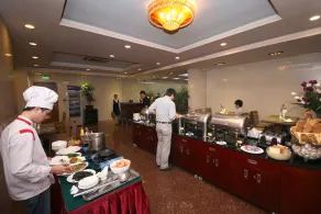 Level Hotel - Image 2
