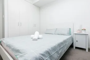 Spacious Bright Apartment - Image 4