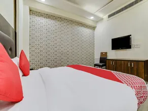OYO Flagship 26585 Bhera Enclave Paschim Vihar - Image 5