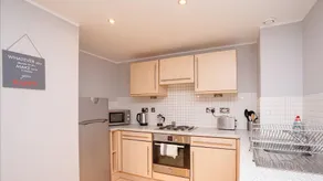 Leeds City Centre Apartment with River View - Image 4